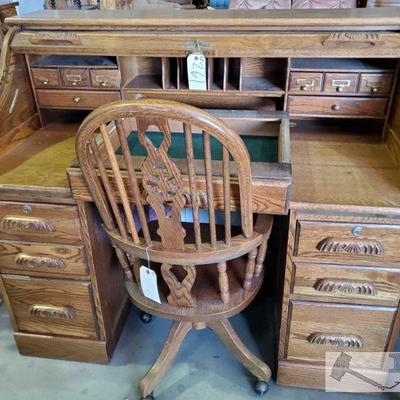 261: Vintage Wooden Desk w/ Drawer insert and Chair
Vintage Wooden Deskw/ multiple compartments and has Drawer insert thats sitting on...