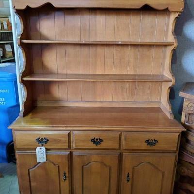 275: Beautiful Large Wood China Hutch
Hutch has one large Drawer, two opening cabinet doors and two shelfs