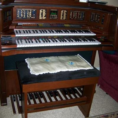 Lowrey MP-2 organ