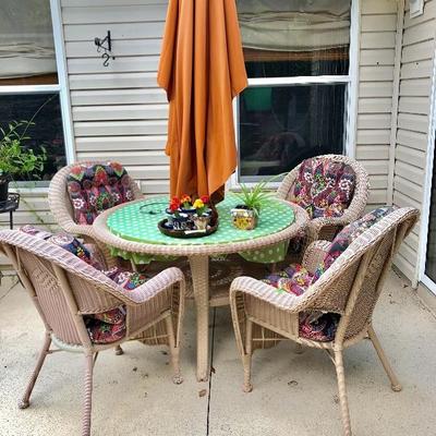 Round Resin Wicker Table w/4 Chairs - $150