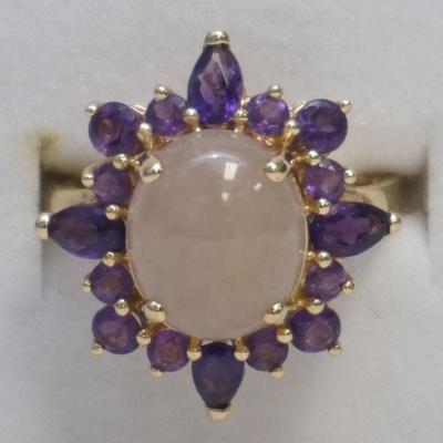 Estate 14kt Yellow Gold Amethyst & Jade Ring. Set with a lavender jade cabochon with amethyst halo surround. Hallmarked 14k. Ring...