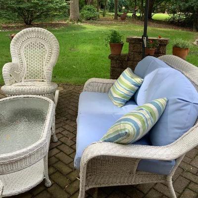 5 piece Wicker outdoor set with cushions