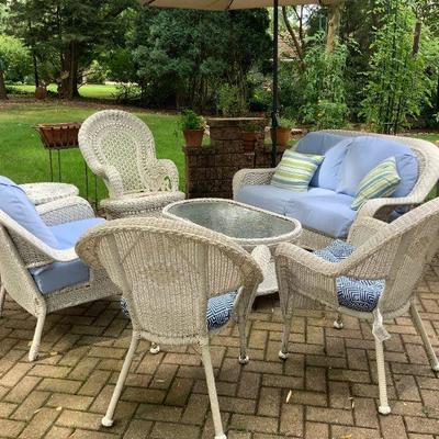 5 piece Wicker outdoor set with cushions