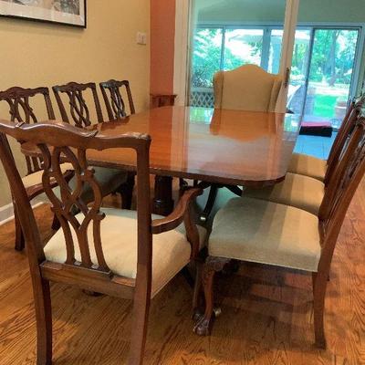Beautiful High Quality Chippendale Style Dinner Table with 6 Chairs, King and Queen, Inserts leaf's and top padding included 