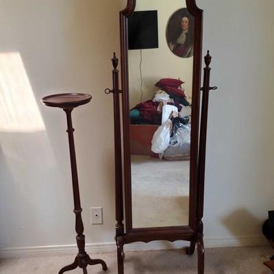1004-ull body Mirror with Stand
Mirror measures approx 21