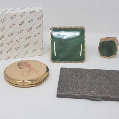 113: 	
.800 Silver Card Holder and 3 Vintage Makeup Compacts, 175.7g
Weighs approx 175.7g
