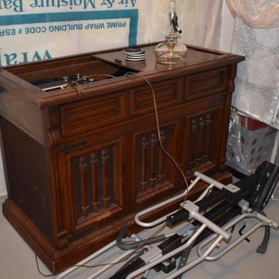 Vintage record player (Needs repair)