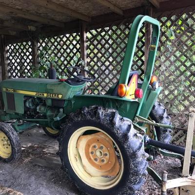 Finish mower and John Deere Tractor $5.500
30 years old, 3 cylinders, 20 horsepower. Good working condition