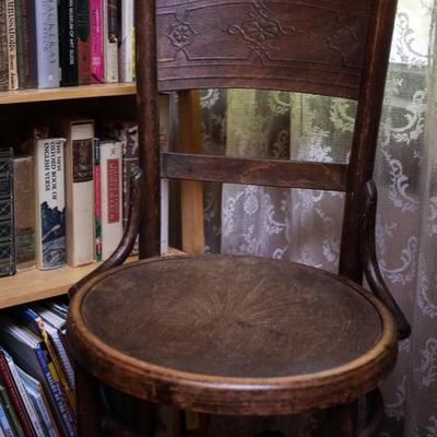 ANTIQUE WOODEN CHAIR WITH CARVING ROUND SEAT
