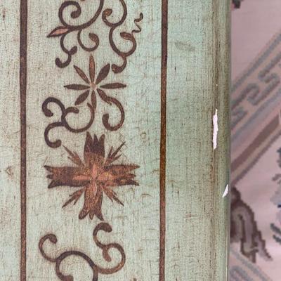 Ming Leg Cocktail Table with Gilt Border