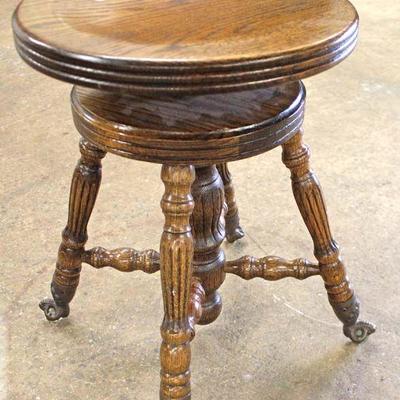 Oak Glass and Brass Paw Foot Piano Stool

Auction Estimate $100-$200 â€“ Located Inside