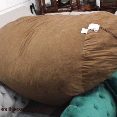 NEW â€œVERY COMFYâ€ Large Size Bean Bag

Auction Estimate $100-$300 â€“ Located Inside