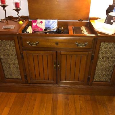 Vintage Montgomery Ward Console stereo cabinet
$65