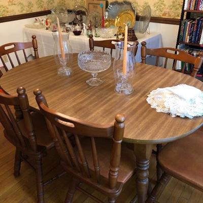 Table w/2 leaves and 6 wooden/vinyl seat chairs
$110