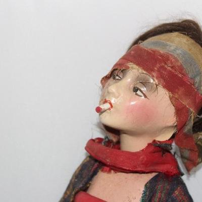 Cubeb smoker doll, close up of the face