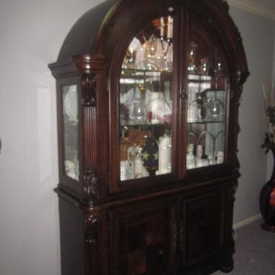 Stunning Dining Room Suite with China Cabinet 3 Light Setting 