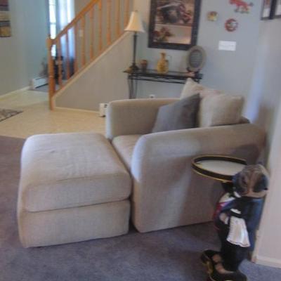 Beautiful Gently Used Living Room Suite 