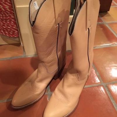 NEW WOMAN'S FRYE BOOTS SIZE 7.5B