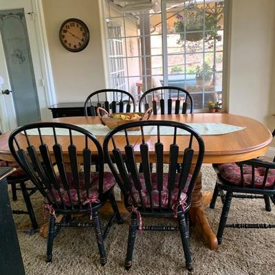 Dining room table with six leaves