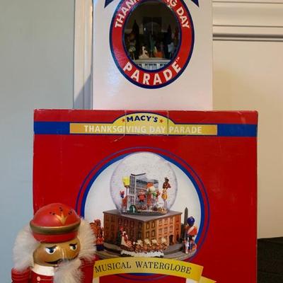 Macyâ€™s Thanksgiving Day Parade Snow Globes 