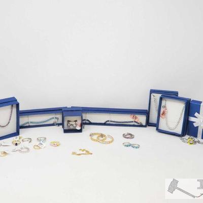 825Miscellaneous Costume Jewelry Including Boxes
Miscellaneous Costume Jewelry Including Boxes 
OS18-046694.3