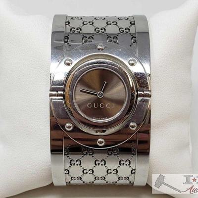 590: Gucci Wristwatch
Approximately 35mm
Model 10916301
Box included
