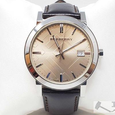 595: Burberry Swiss Made Wrist Watch
Measures approx 40mm
Marked 11123
