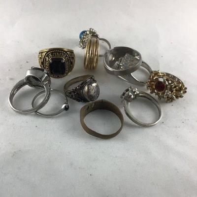 LOT OF VINTAGE AND MODERN RINGS