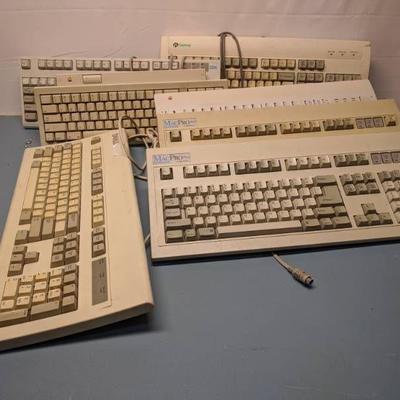 Lot of vintage keyboards