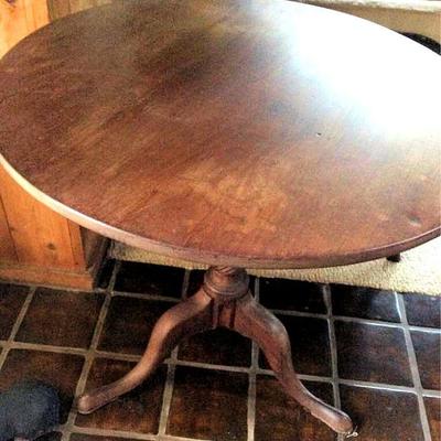 APT098 Round Wooden Table