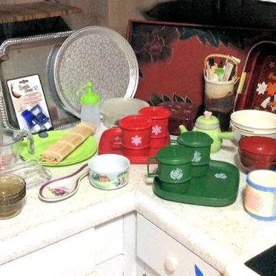HMT089 Christmas Tupperware & Other Kitchen Items 