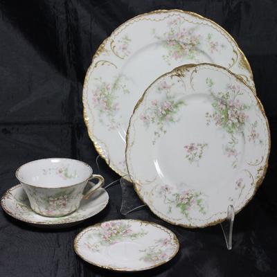 Theodore Haviland Limoges  France Memphis Queensware Company; 6 dinner plates, 1 luncheon plate, 6 salad plates, 6 cups and saucers, 3...