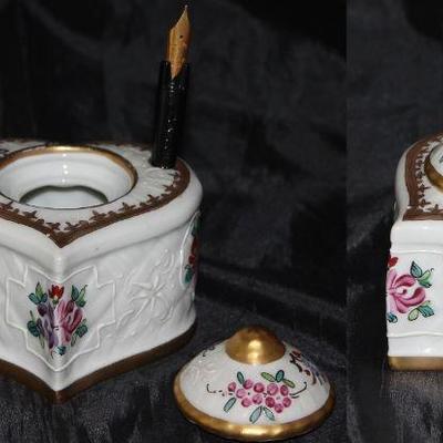 Porcelaine de Paris ink well with insert and lid