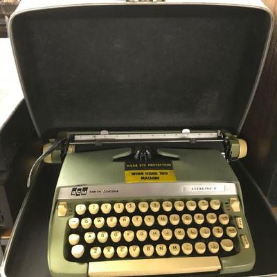 Smith Corona manual Typewriter in Case