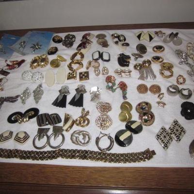 Jewelry ~ Watches ~ Brooches and so Much More! Beautiful Jewelry Chest 