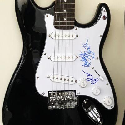 LYNYRD SKYNYRD SIGNED ELECTRIC GUITAR - Signed by Lynyrd Skynyrd Lead Guitarist Gary Rossington, Joh