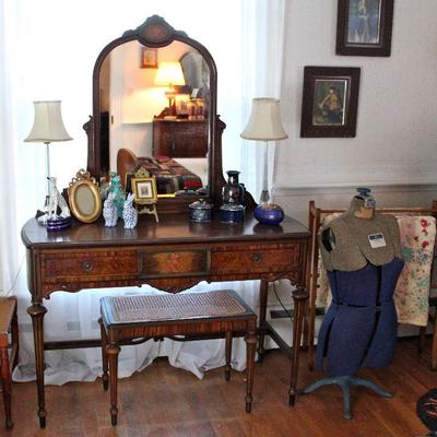 Berkey & Gay dressing table with bench, pair of glass column lamps, adjustable dress form