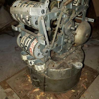1211: Vintage Gas Pump Computer
Measures approximately 15