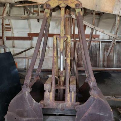 1135: Large "Clamshell" Bucket Scoop
Measures approx. 25" x 65" x 83"