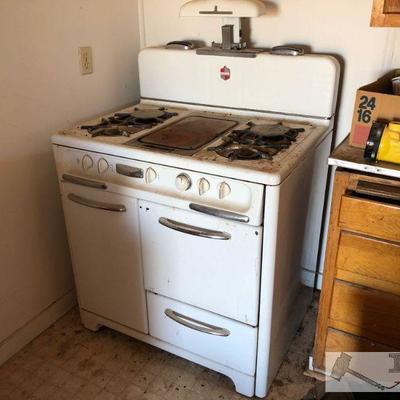 2805: Vintage Wedgewood Kitchen Range
Measures approx. 27â€ x 36â€ x 51â€