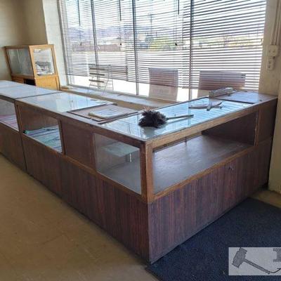 5001: 3 Wooden Display Cases
Measures approximately 38