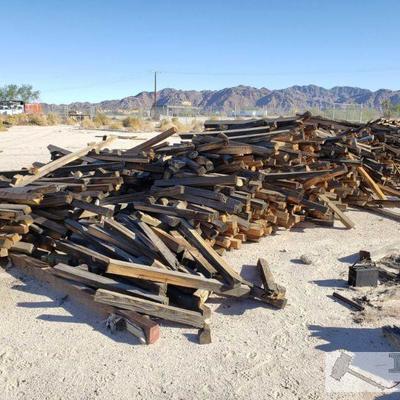 3590: Huge lot of various sized Timber
Huge lot of various sized Timber. Pieces vary in size from 4ft to 9ft