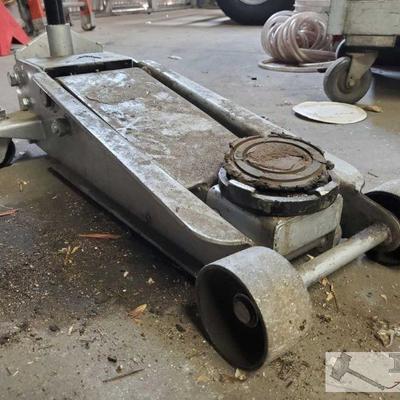 5230: Floor Jack
Measures approx 15"x29"x57"