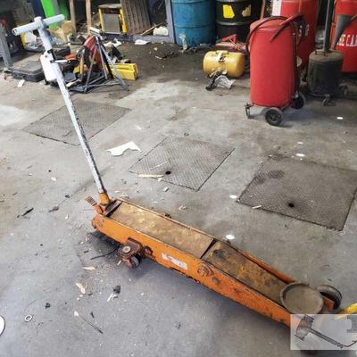 5229: 5 Ton Floor Jack
Measures approx 15"x54"x47"
