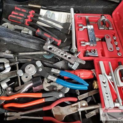 614: Mac Tools Pry Bry Set, Blue Point Tube Bender, Pipe Cutters, Metric Bubble Flaring Set, and More
Also includes c clamps, oil filter...