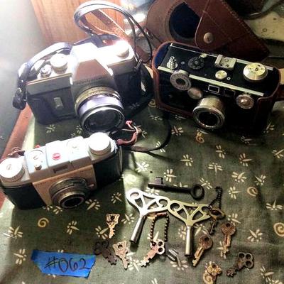NNT062 Vintage Cameras and Key