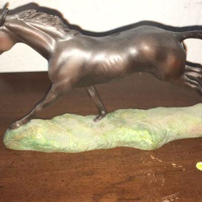 Thoroughbred horse statue 