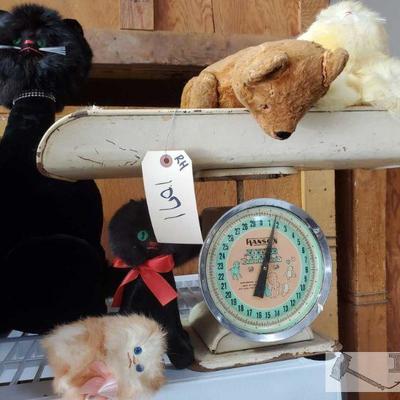 1071: Vintage Stuffed Animals and Baby Scale
Includes vintage stuffex cats, bear and Hanson hospital new born scale

