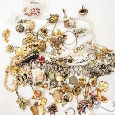 309: Costume Jewelry
This collection contains costume Jewelry like earrings, pins, necklaces and bracelets
J12 3 of 3