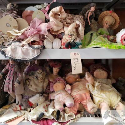 1061: Various Porcelain and Cabbage Patch Dolls
This collection includes many Cabbage Patch Dolls and Porcelain dolls.
